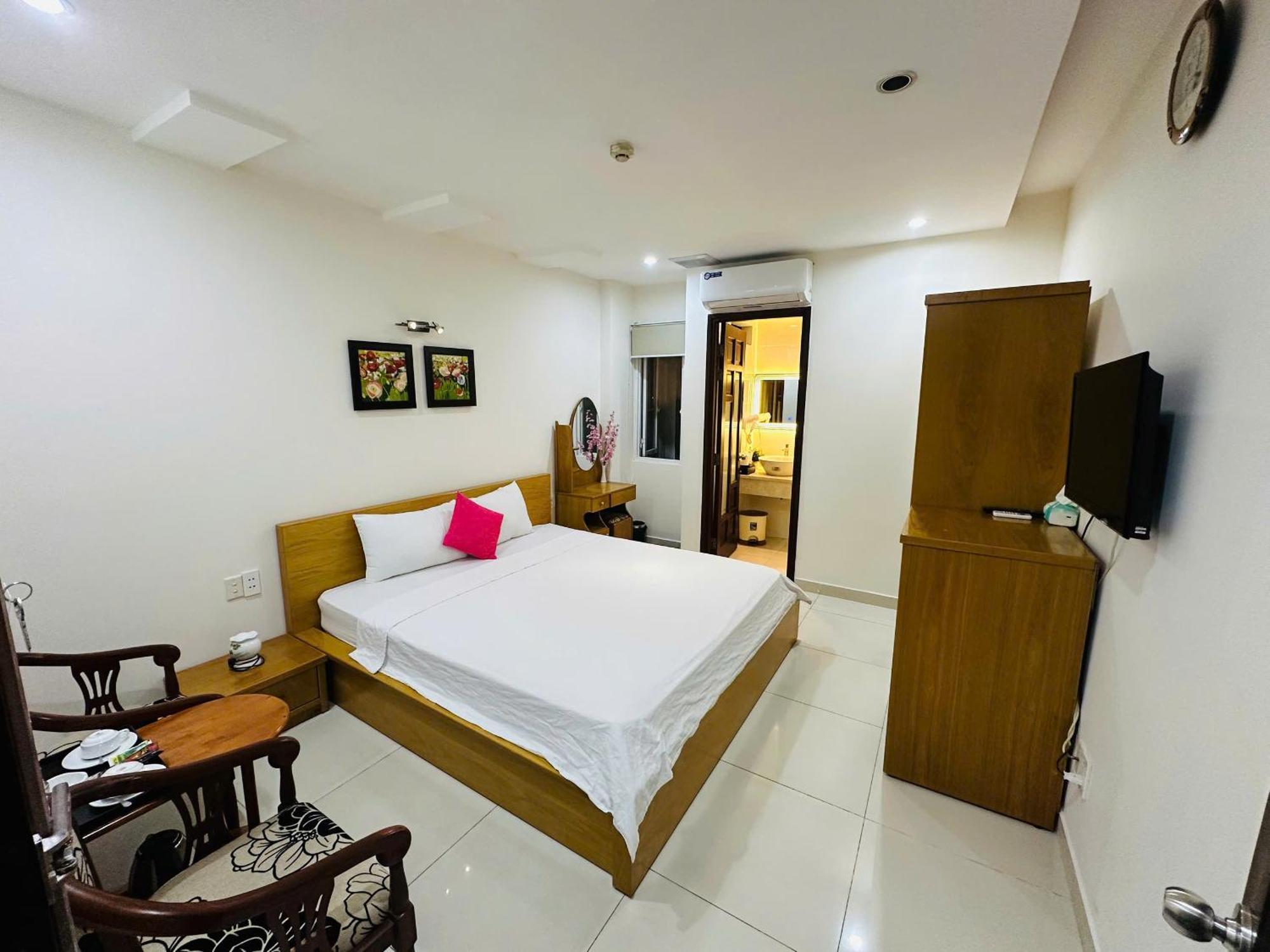 Apartment Quiet Near Bui Vien Street-good Time With Family-pool Rooftop *