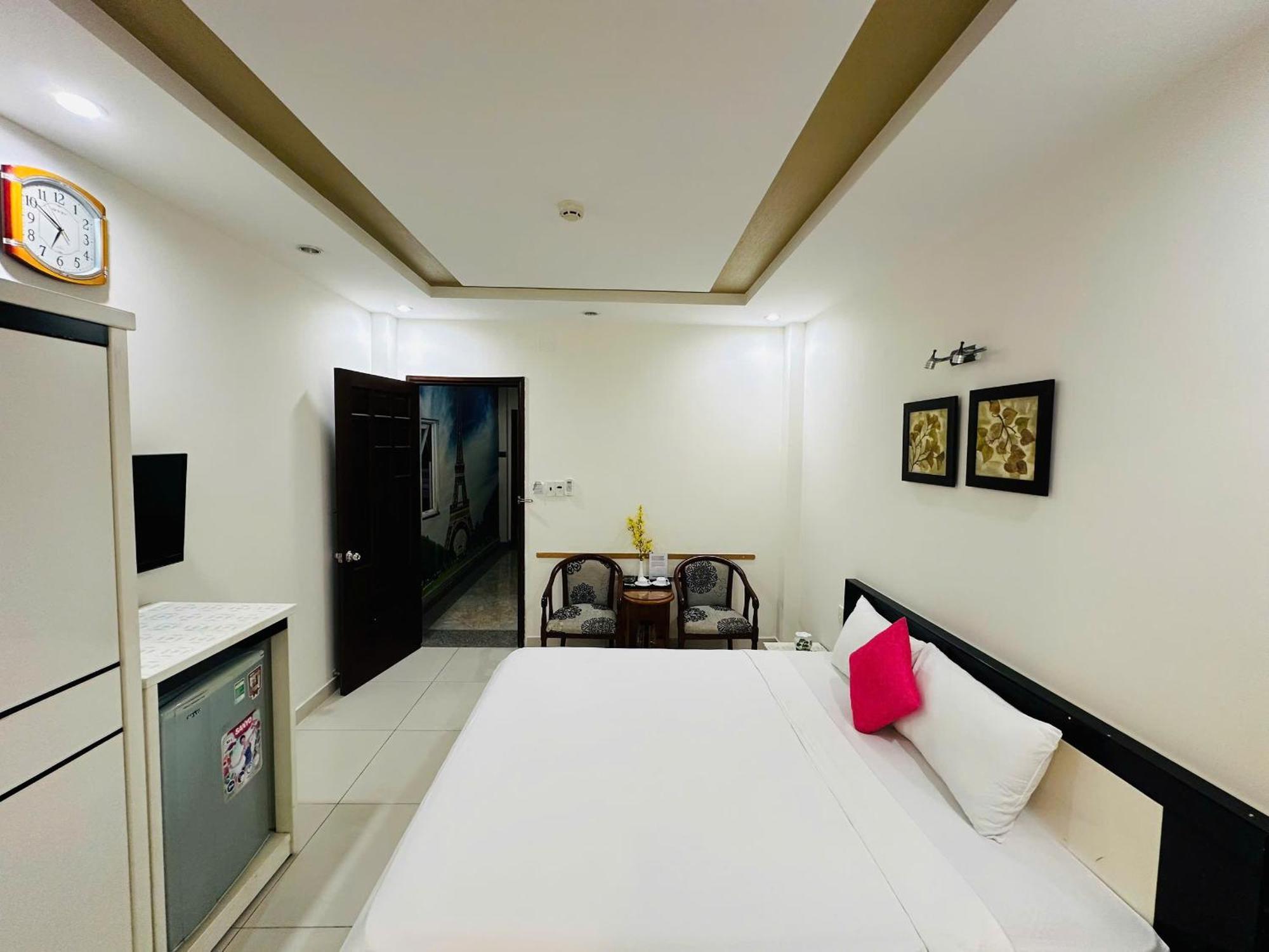 Quiet Near Bui Vien Street-good Time With Family-pool Rooftop Apartment Ho Chi Minh City