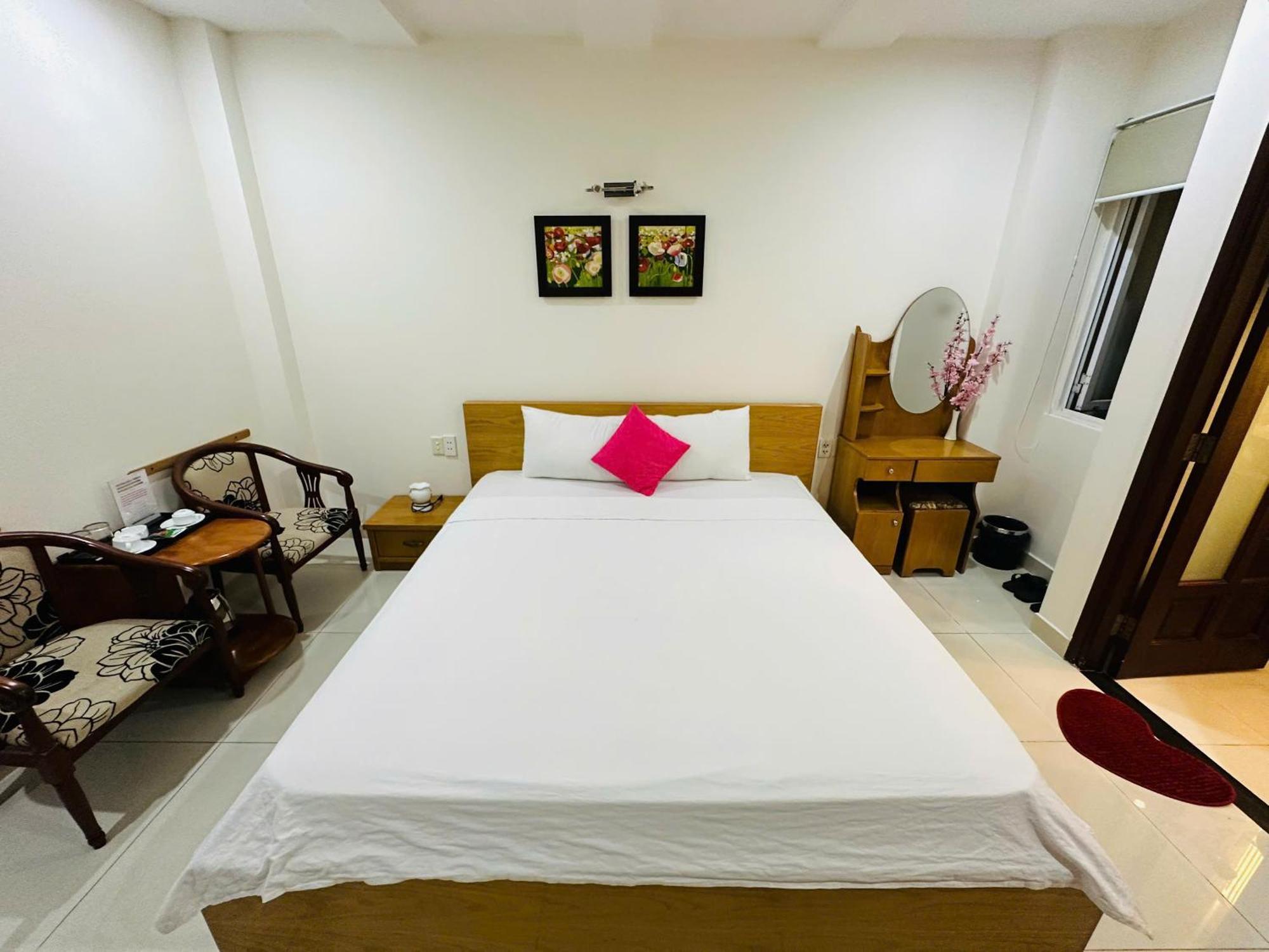 Quiet Near Bui Vien Street-good Time With Family-pool Rooftop Ho Chi Minh City