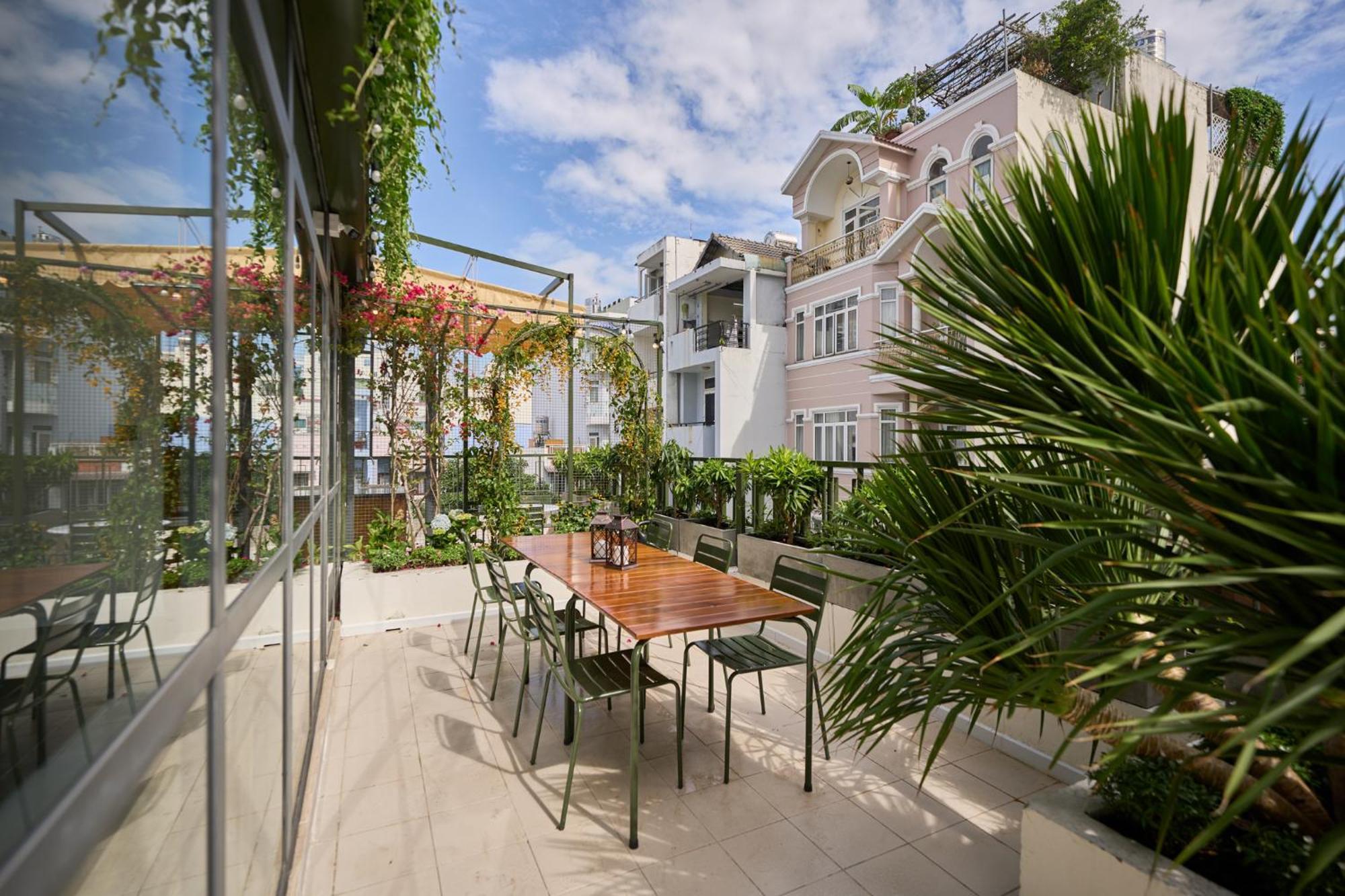 Apartment Quiet Near Bui Vien Street-good Time With Family-pool Rooftop