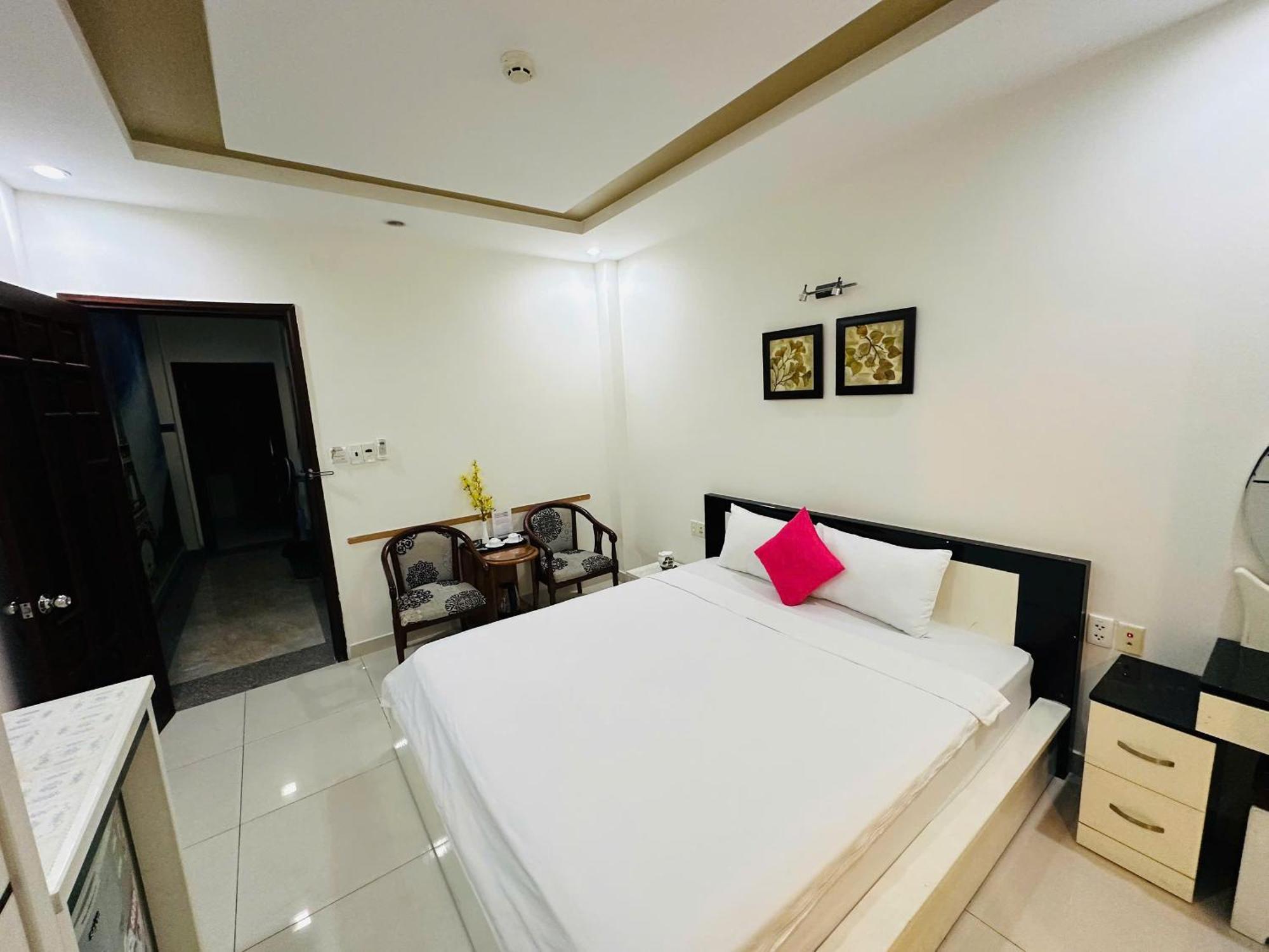 Quiet Near Bui Vien Street-good Time With Family-pool Rooftop Apartment Ho Chi Minh City