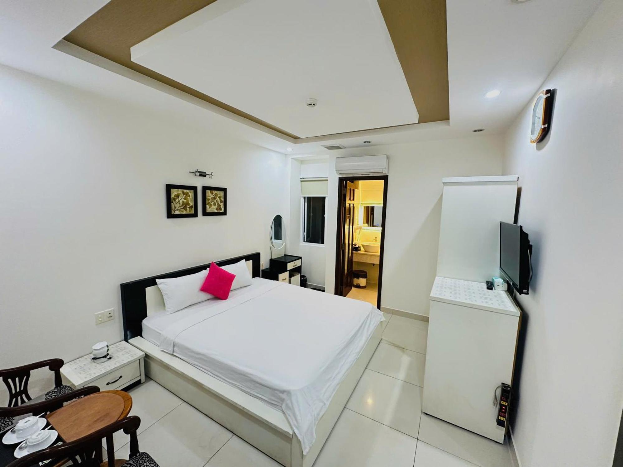 Apartment Quiet Near Bui Vien Street-good Time With Family-pool Rooftop Ho Chi Minh City