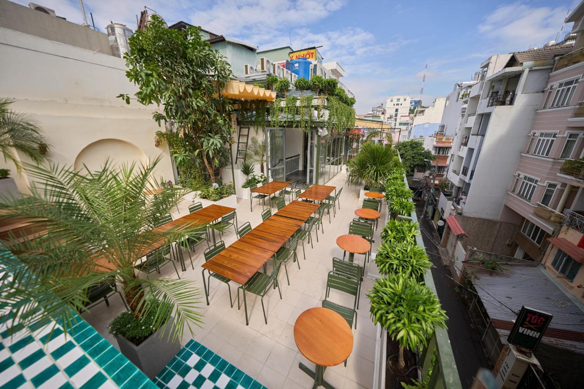 Apartment Quiet Near Bui Vien Street-good Time With Family-pool Rooftop *