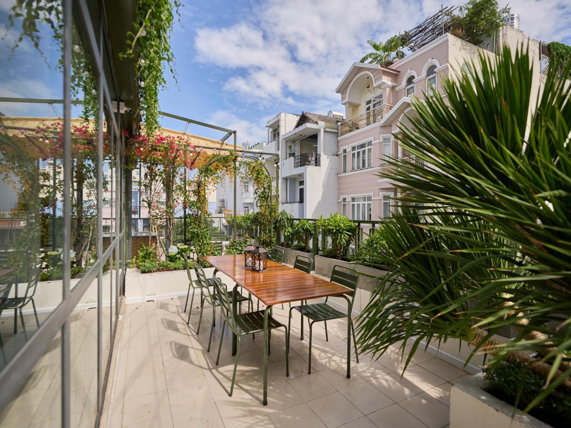 Quiet Near Bui Vien Street-good Time With Family-pool Rooftop Apartment