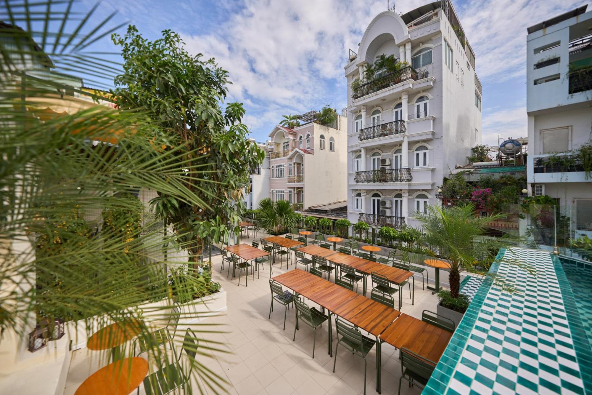 Apartment Quiet Near Bui Vien Street-good Time With Family-pool Rooftop