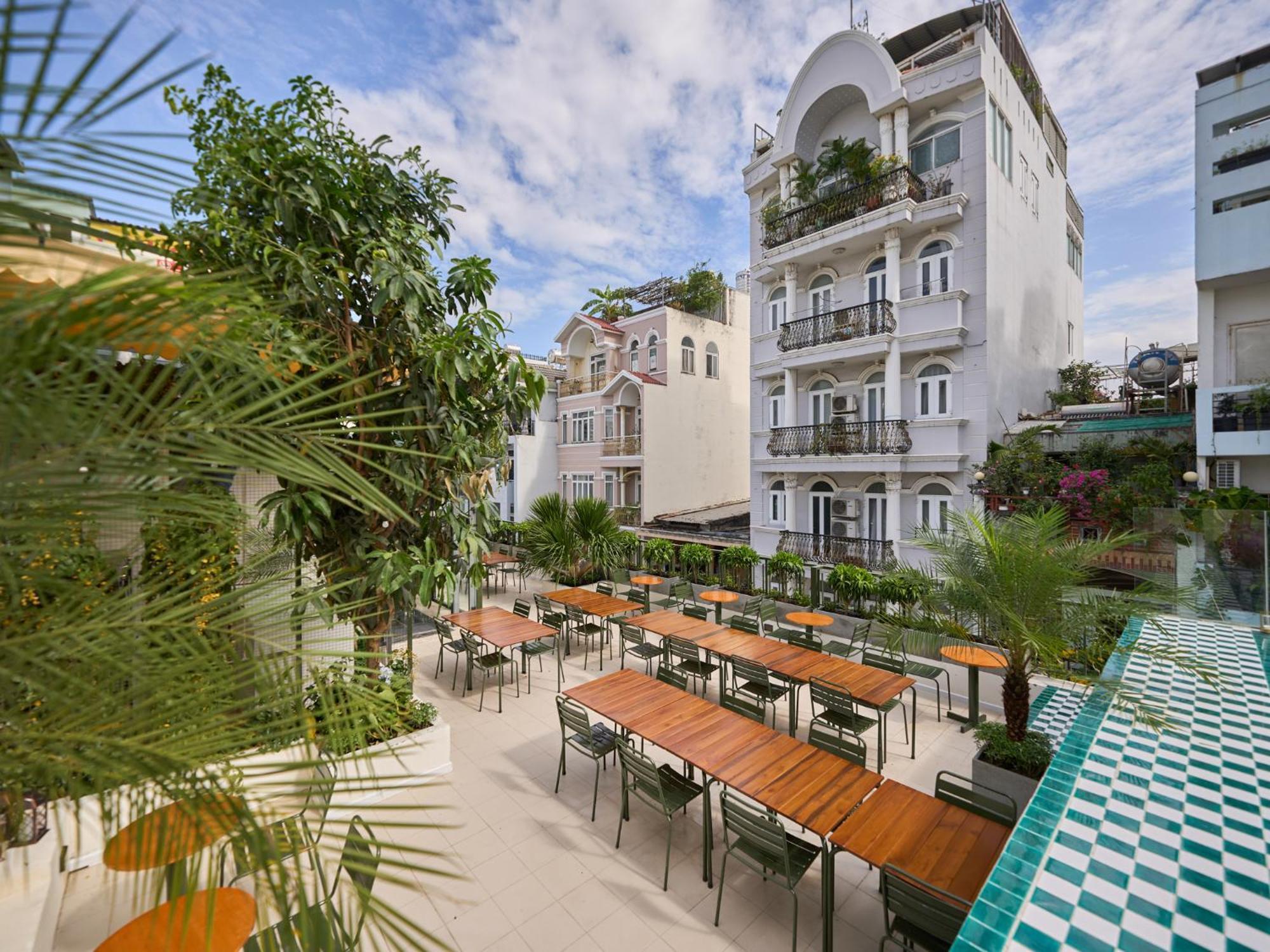 Quiet Near Bui Vien Street-good Time With Family-pool Rooftop Apartment *