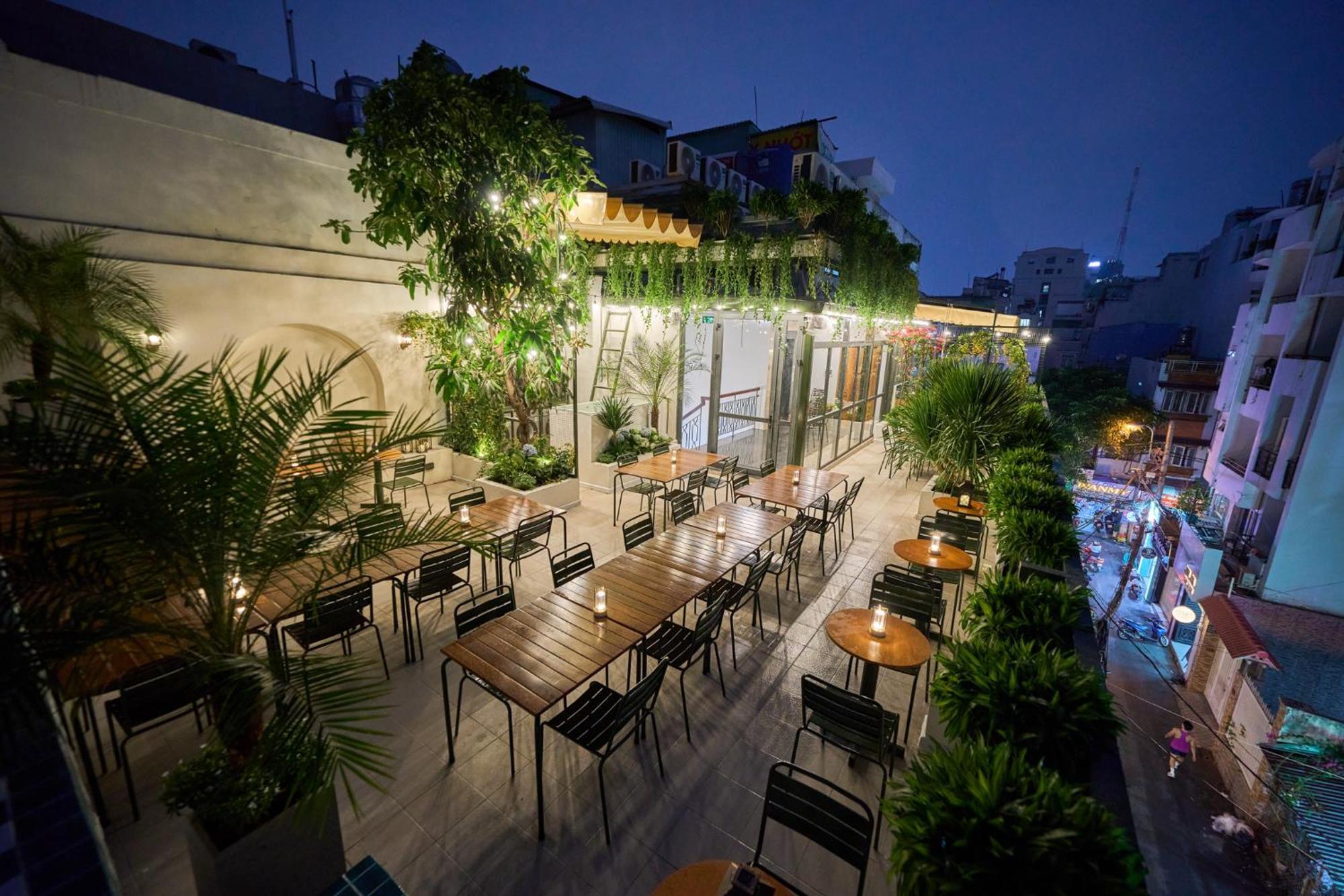 Apartment Quiet Near Bui Vien Street-good Time With Family-pool Rooftop Ho Chi Minh City