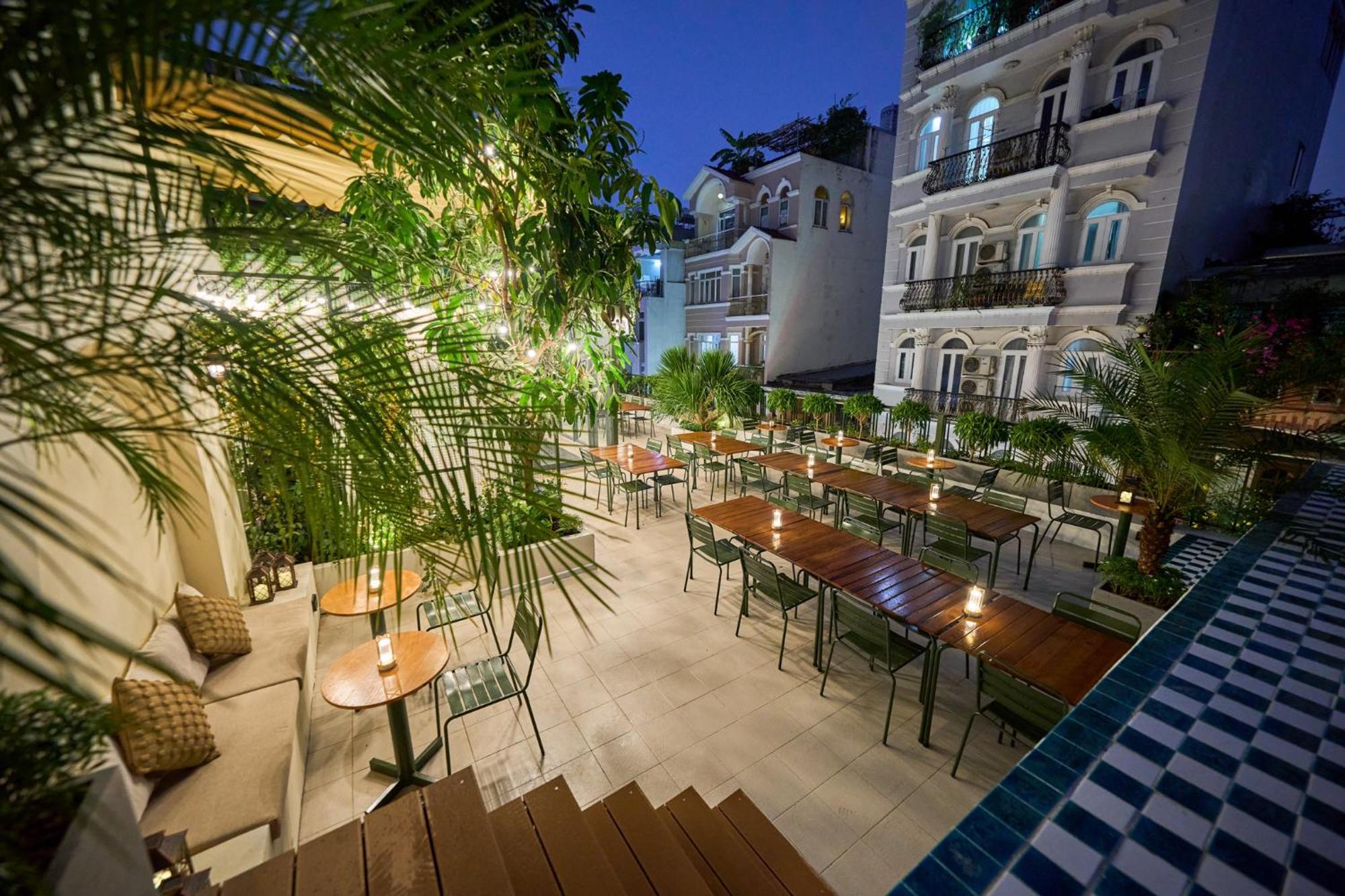 Apartment Quiet Near Bui Vien Street-good Time With Family-pool Rooftop