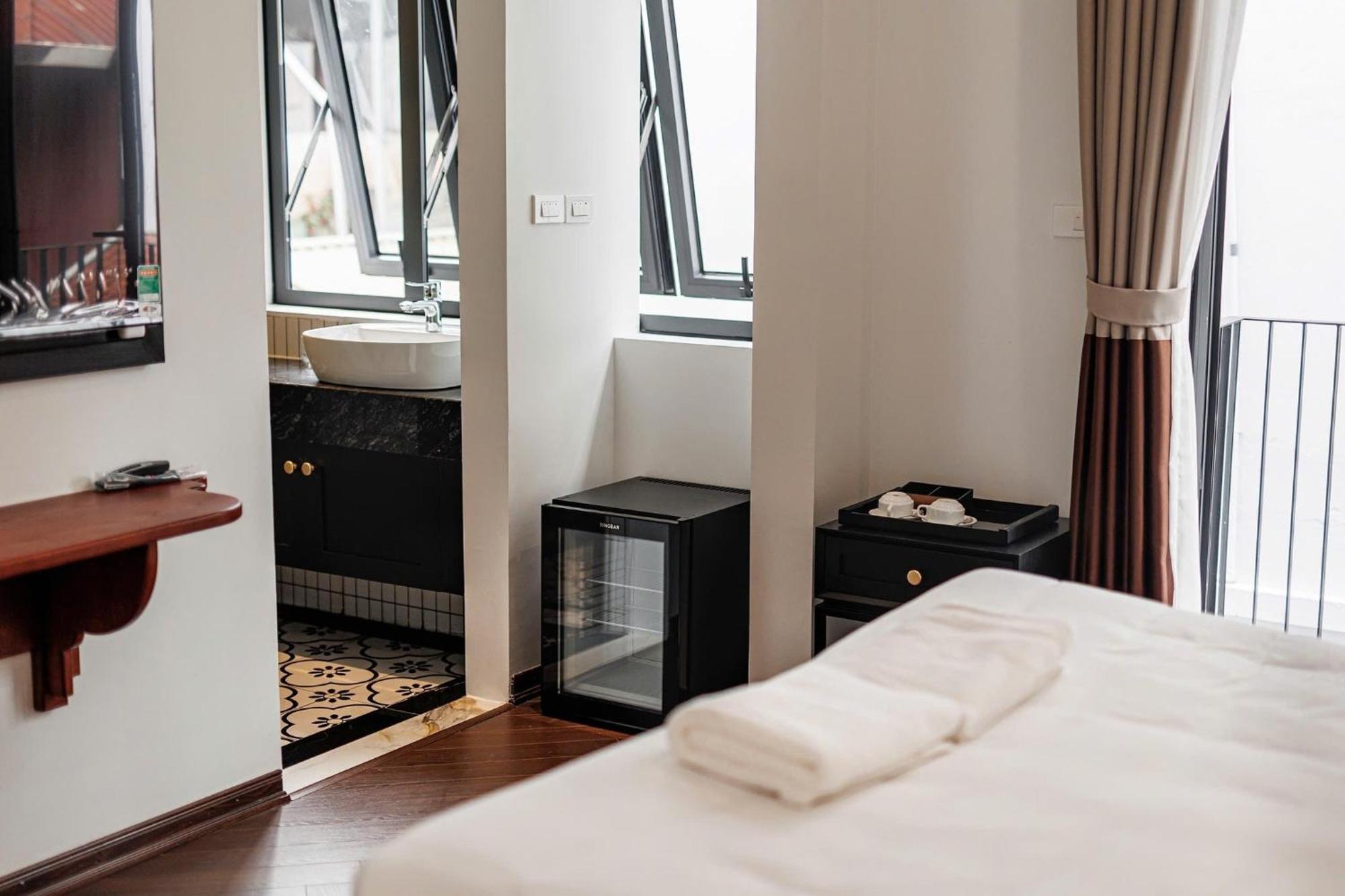 Quiet Near Bui Vien Street-good Time With Family-pool Rooftop Apartment