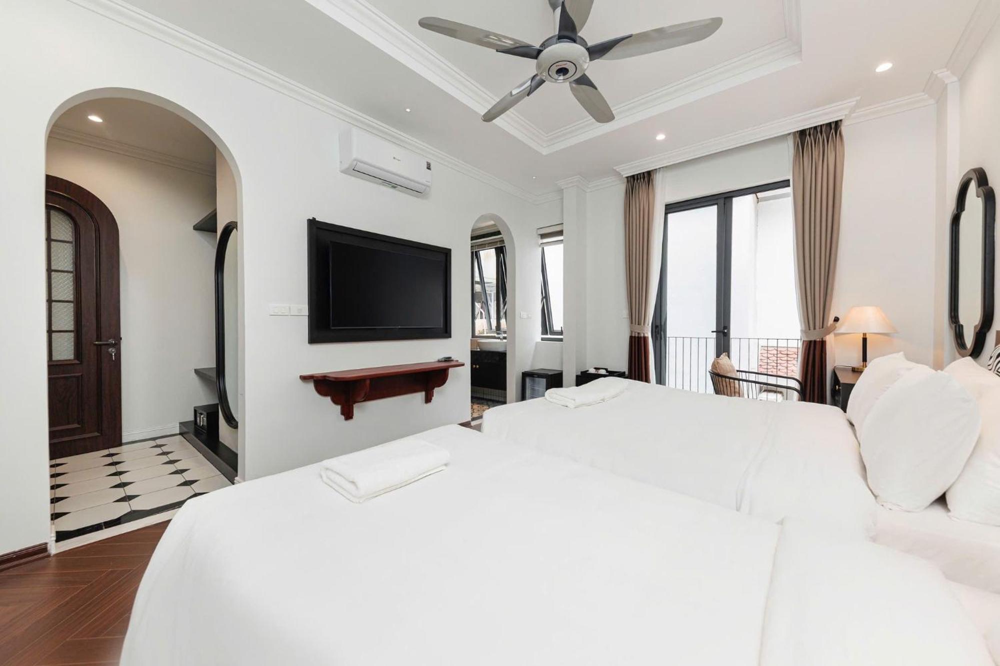 Quiet Near Bui Vien Street-good Time With Family-pool Rooftop Apartment
