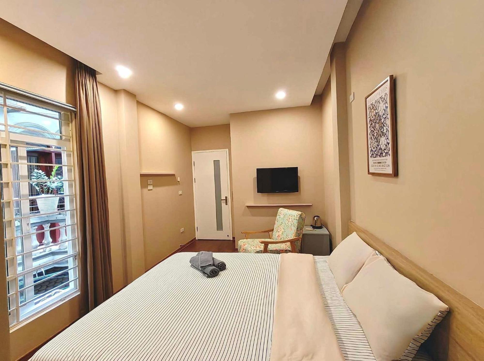 Quiet Near Bui Vien Street-good Time With Family-pool Rooftop Apartment *